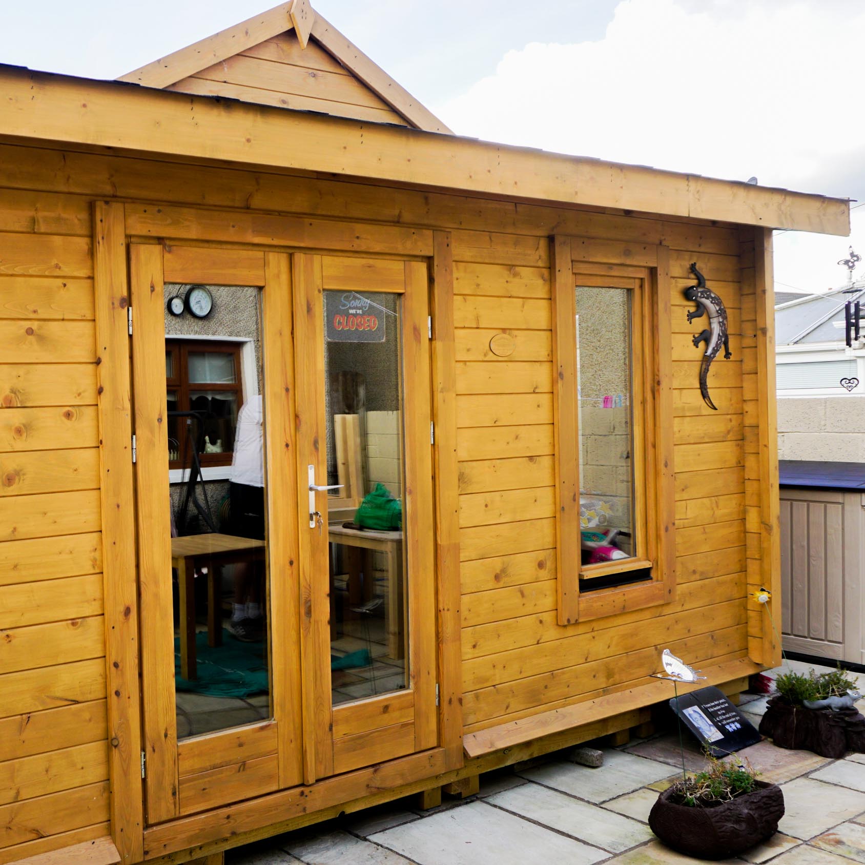 Loghouse.ie log cabin. Top quality log house products.